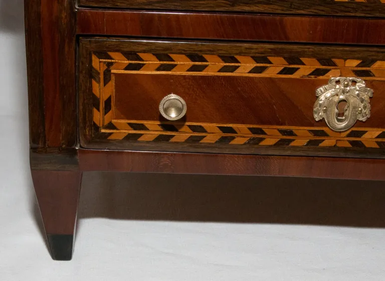 Commode de maitrise en marqueterie époque Louis XVI