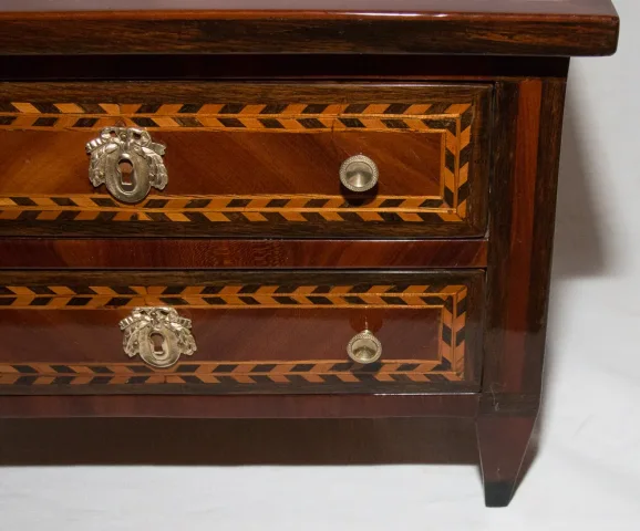 Commode de maitrise en marqueterie époque Louis XVI