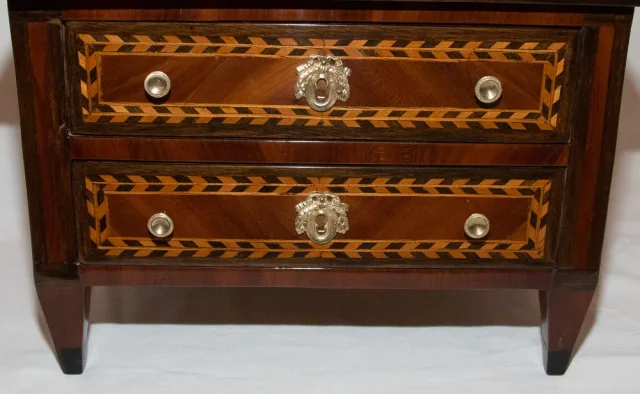 Commode de maitrise en marqueterie époque Louis XVI