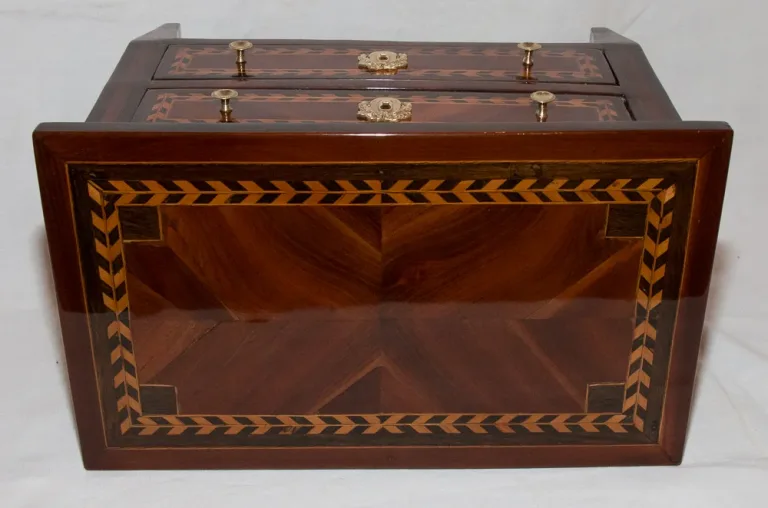Commode de maitrise en marqueterie époque Louis XVI