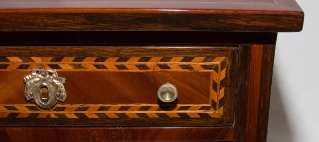 Commode de maitrise en marqueterie époque Louis XVI
