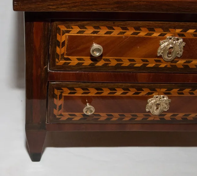 Commode de maitrise en marqueterie époque Louis XVI