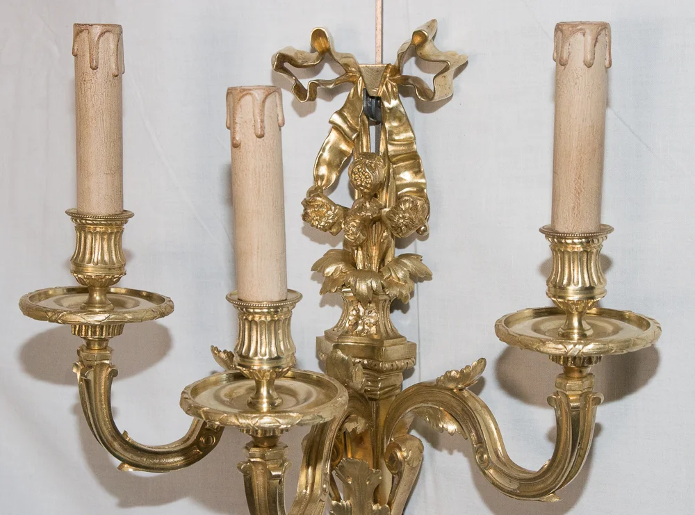 Paire d'appliques en bronze style Louis XVI circa 1880