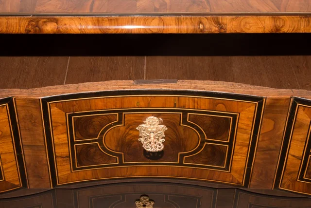 Commode Mazarine en marqueterie Époque Louis XIV