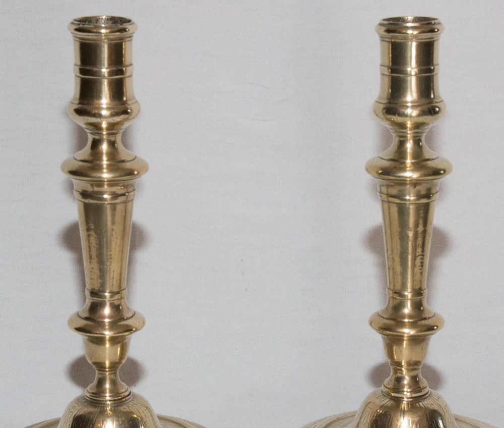 Paire de bougeoirs en bronze ,C Couronné 1745-1749