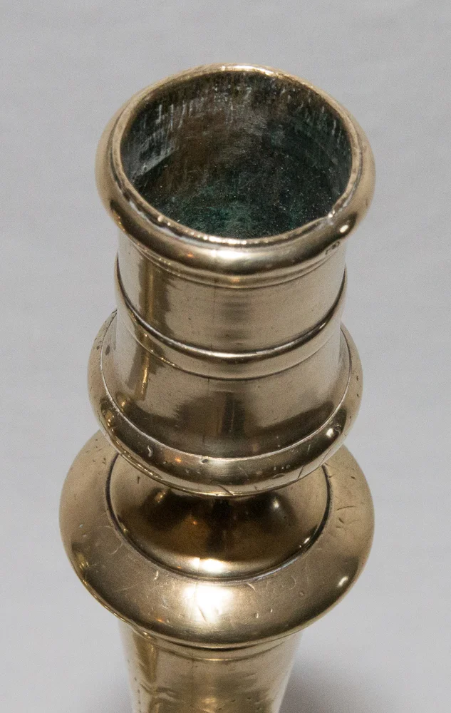 Paire de bougeoirs en bronze ,C Couronné 1745-1749