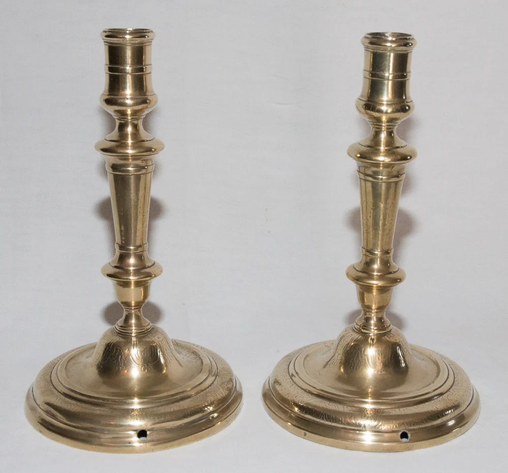 Paire de bougeoirs en bronze ,C Couronné 1745-1749