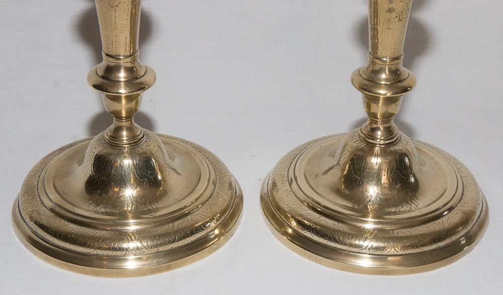 Paire de bougeoirs en bronze ,C Couronné 1745-1749
