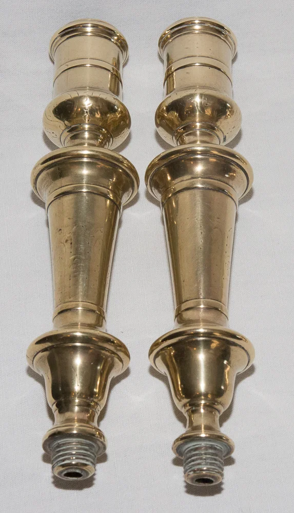 Paire de bougeoirs en bronze ,C Couronné 1745-1749