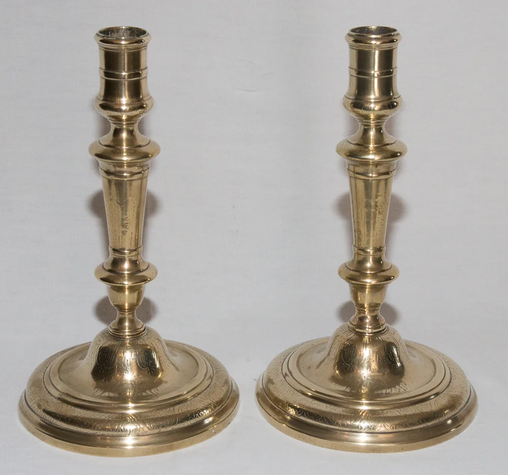 Paire de bougeoirs en bronze ,C Couronné 1745-1749