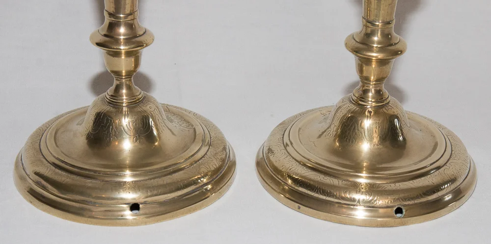 Paire de bougeoirs en bronze ,C Couronné 1745-1749