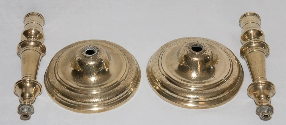 Paire de bougeoirs en bronze ,C Couronné 1745-1749