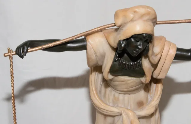 La porteuse d’eau en albâtre et bronze  Dominique ALONZO