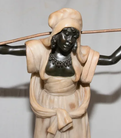 La porteuse d’eau en albâtre et bronze  Dominique ALONZO