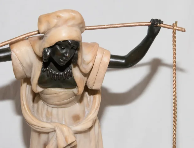 La porteuse d’eau en albâtre et bronze  Dominique ALONZO