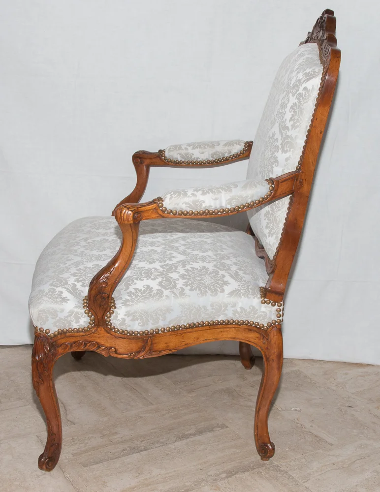 Fauteuil à la Reine en noyé Époque Régence vers 1730