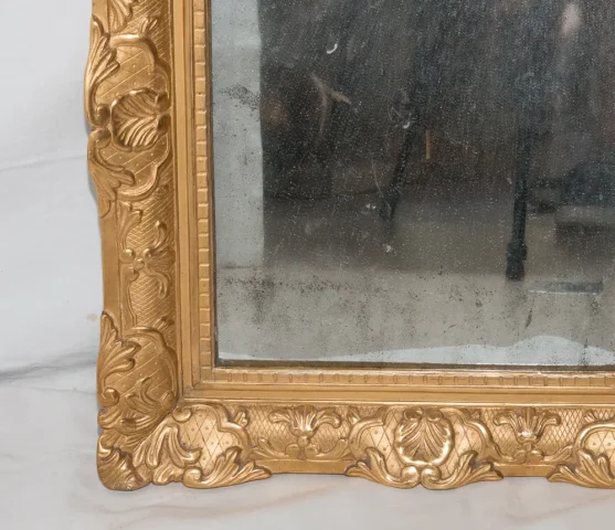 Miroir en bois sculpté et doré début XIXe siècle