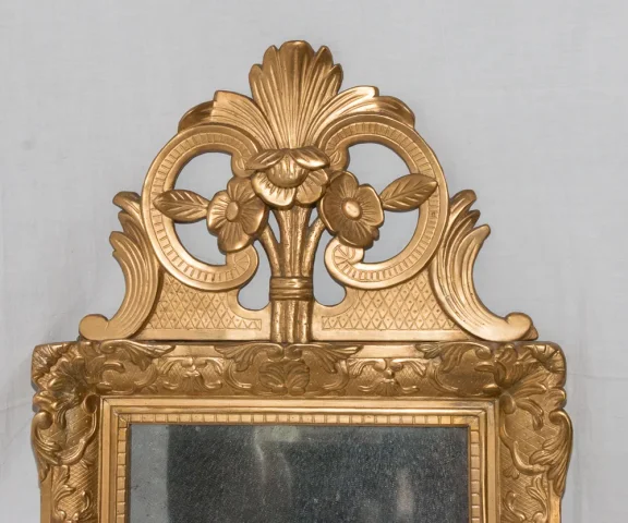 Miroir en bois sculpté et doré début XIXe siècle