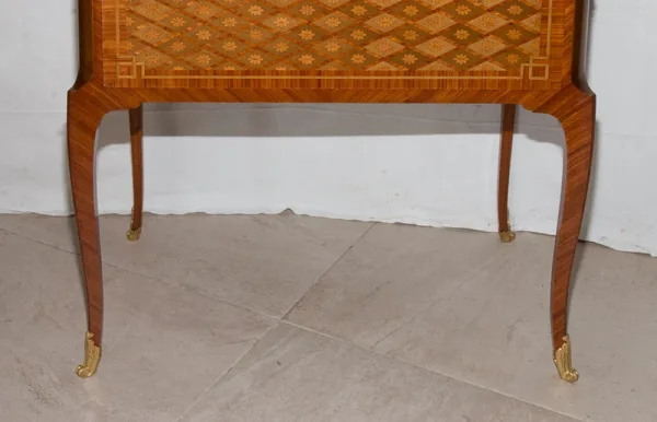 Table à thé style transition époque fin XIXe siècle