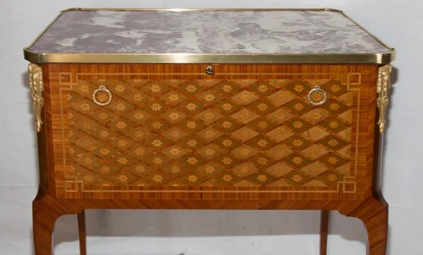 Table à thé style transition époque fin XIXe siècle