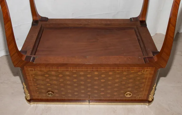 Table à thé style transition époque fin XIXe siècle