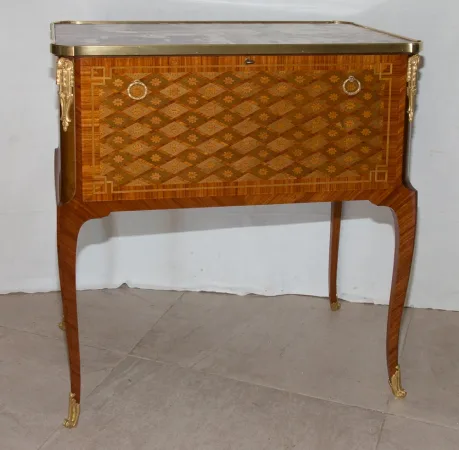 Table à thé style transition époque fin XIXe siècle