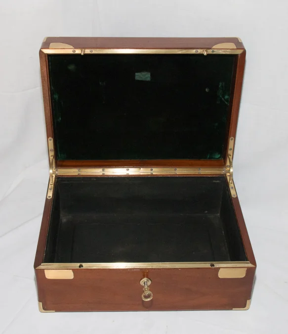 REISEBOX von LOUIS AINE AUCOC