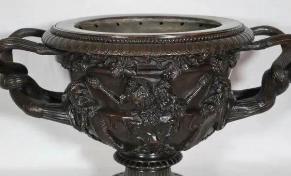 Coupe en bronze dit Vase de Warwick H Luppens XIXe siècle