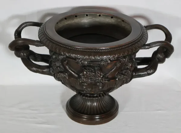 Coupe en bronze dit Vase de Warwick H Luppens XIXe siècle