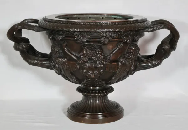Coupe en bronze dit Vase de Warwick H Luppens XIXe siècle