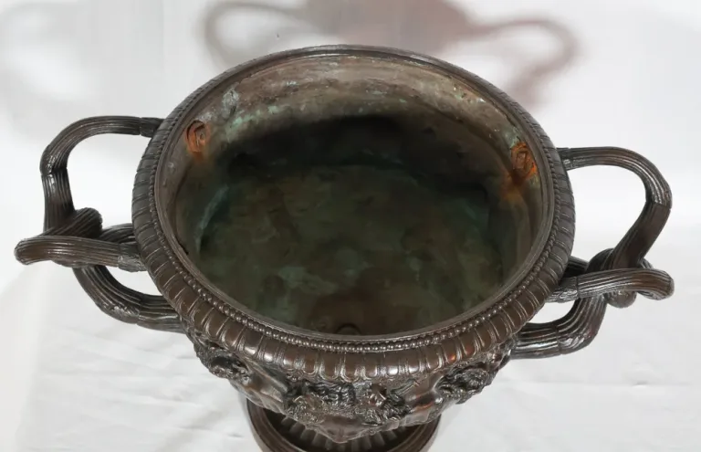 Coupe en bronze dit Vase de Warwick H Luppens XIXe siècle