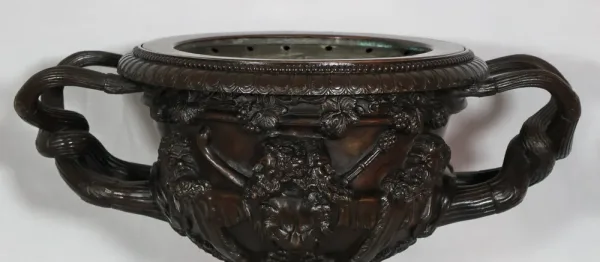 Coupe en bronze dit Vase de Warwick H Luppens XIXe siècle