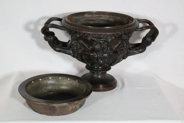 Coupe en bronze dit Vase de Warwick H Luppens XIXe siècle