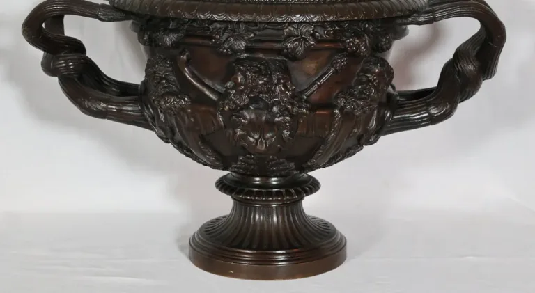 Coupe en bronze dit Vase de Warwick H Luppens XIXe siècle
