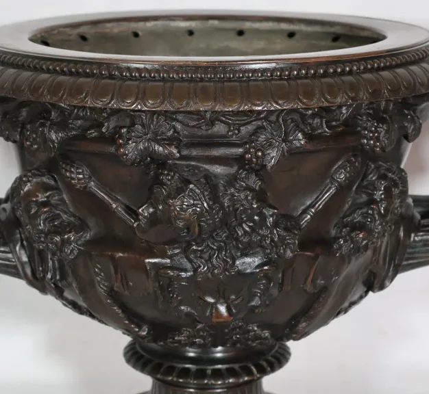 Coupe en bronze dit Vase de Warwick H Luppens XIXe siècle