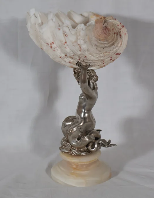 Bénitier Néréide avec coquille de tridacna époque XIXe siècle