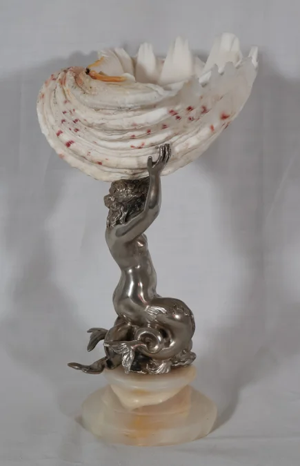 Bénitier Néréide avec coquille de tridacna époque XIXe siècle