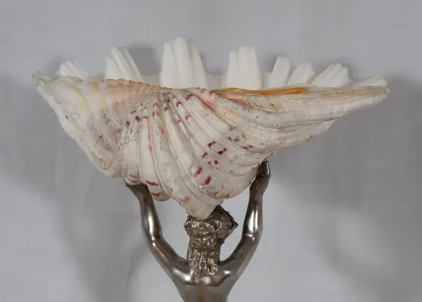 Bénitier Néréide avec coquille de tridacna époque XIXe siècle