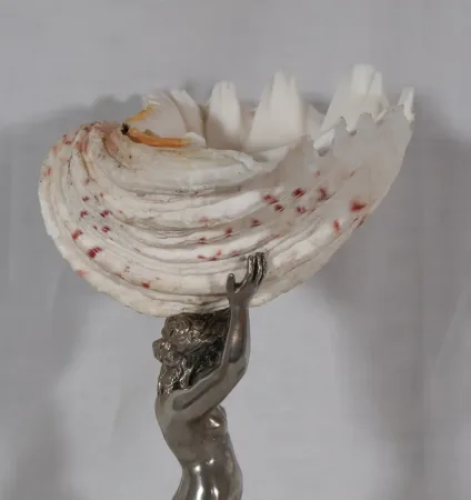 Bénitier Néréide avec coquille de tridacna époque XIXe siècle