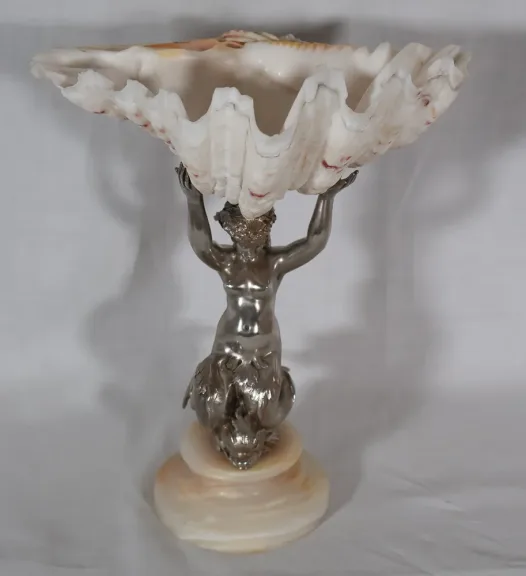 Bénitier Néréide avec coquille de tridacna époque XIXe siècle