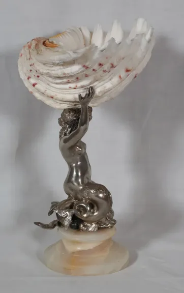 Bénitier Néréide avec coquille de tridacna époque XIXe siècle
