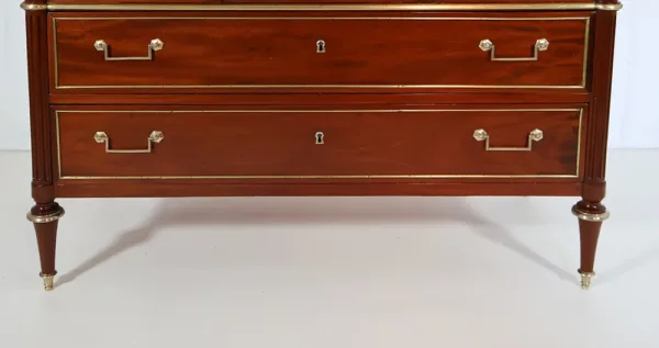 Commode en acajou  estampillée F SCHEY époque Louis XVI