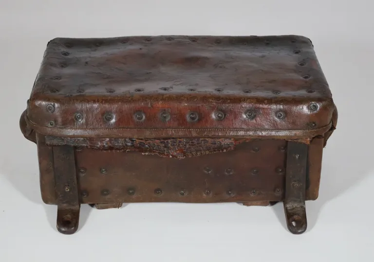 Malle de voyage en cuir époque XVIIIe siècle