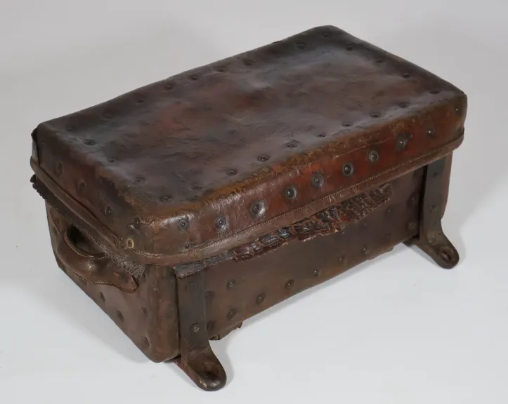 Malle de voyage en cuir époque XVIIIe siècle