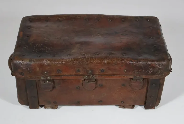 Malle de voyage en cuir époque XVIIIe siècle