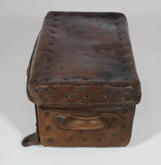 Malle de voyage en cuir époque XVIIIe siècle