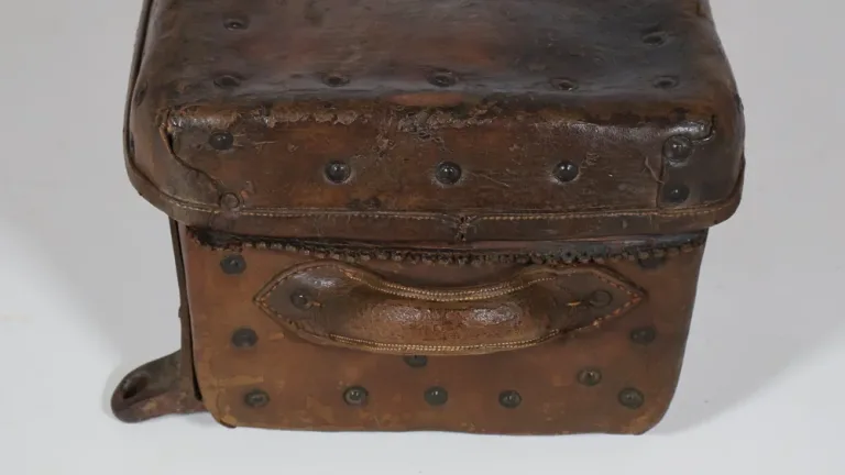 Malle de voyage en cuir époque XVIIIe siècle