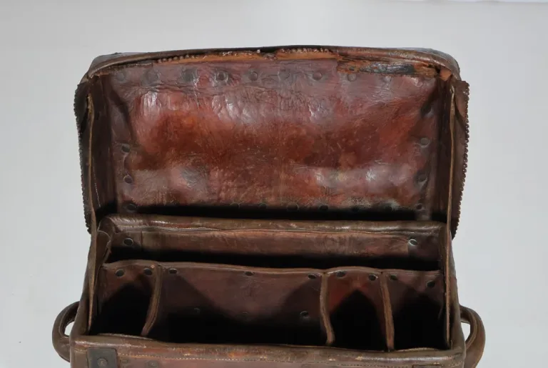 Malle de voyage en cuir époque XVIIIe siècle