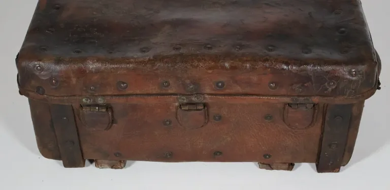 Malle de voyage en cuir époque XVIIIe siècle