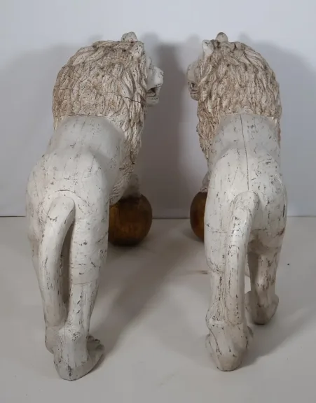 Grande Paire De Lions  En Bois Patiné Italie Fin XIXe Siècle